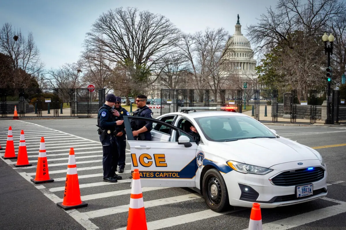 La cúpula del Capitolio de Estados Unidos se ve mientras agentes de la Policía del Capitolio montan guardia el 4 de marzo de 2025. (Andrew Harnik/Getty Images)