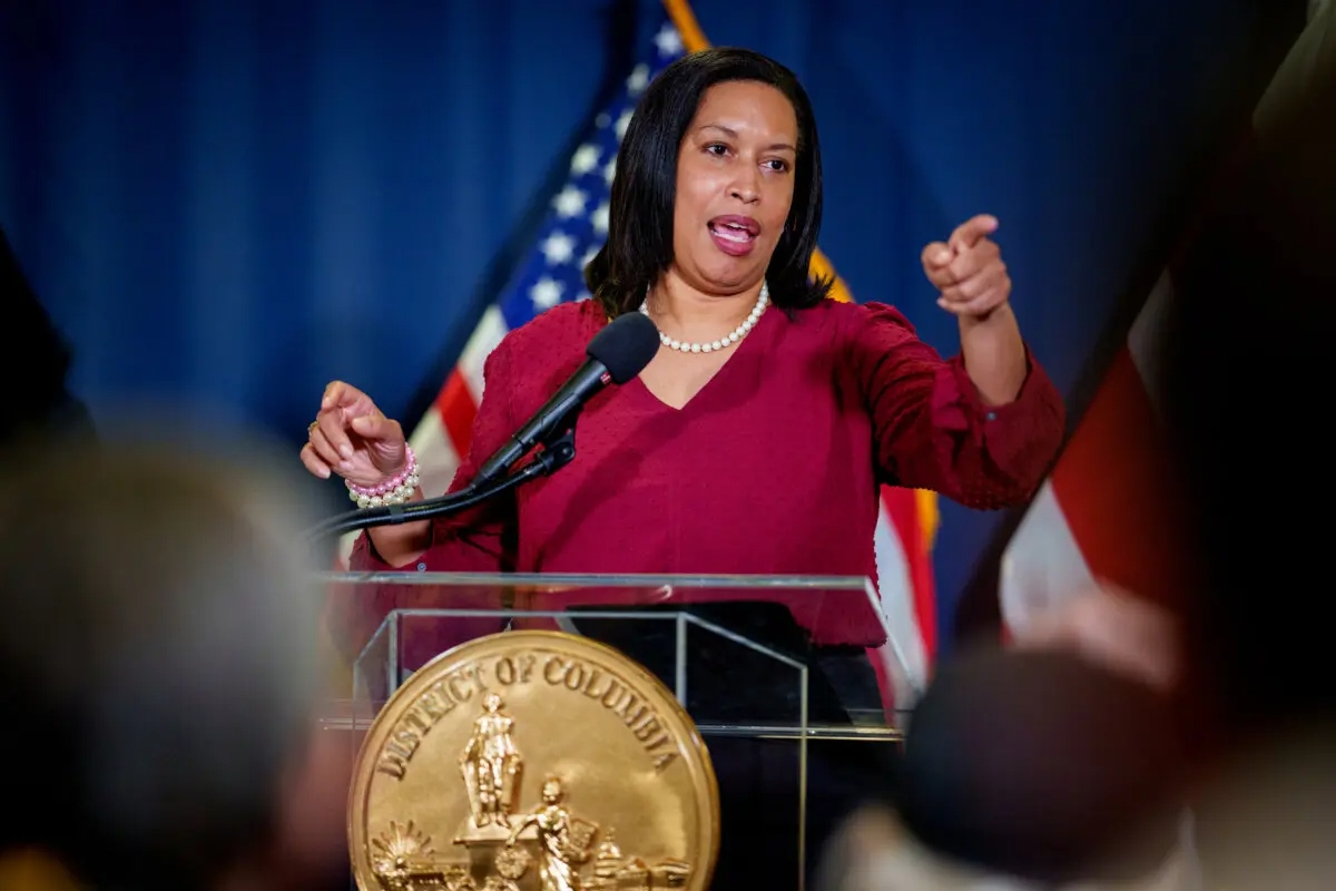 La alcaldesa de Washington, Muriel Bowser, responde a una pregunta de un periodista en el Club Nacional de Prensa de Washington el 21 de febrero de 2025. (Andrew Harnik/Getty Images)
