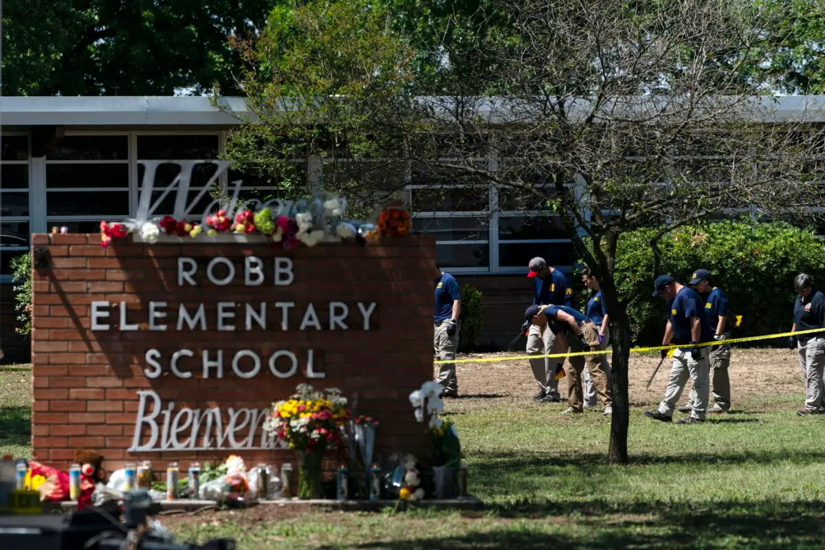 Investigadores buscan pruebas fuera de la escuela primaria Robb, en Uvalde (Texas), el 25 de mayo de 2022, después de que un joven de 18 años matara a 19 alumnos y dos profesores. (Jae C. Hong/AP Photo)