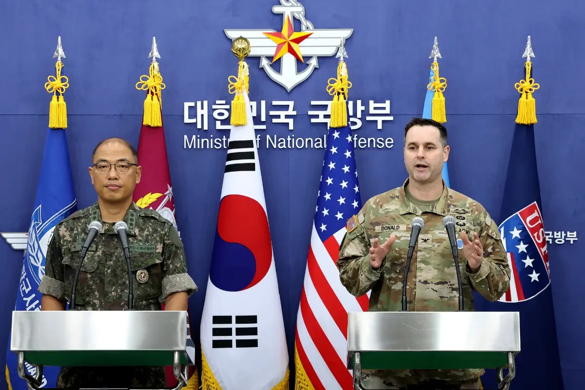 El coronel Lee Sung Joon (izquierda), director de relaciones públicas del Estado Mayor Conjunto de Corea del Sur, y el coronel Ryan Donald (derecha), director de relaciones públicas de las Fuerzas Armadas de Estados Unidos en Corea, asisten a una rueda de prensa sobre el ejercicio Ulchi Freedom Shield 2025 en el Ministerio de Defensa de Seúl, Corea del Sur, el 7 de agosto de 2025. (Chung Sung-Jun/AP)