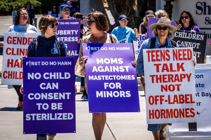 Defensores de la des-transición protestan frente a la conferencia anual de la Sociedad de Endocrinología Pediátrica en San Diego, el 6 de mayo de 2023. Los testimonios de especialistas en ética médica, denunciantes y personas que han abandonado la transición llevaron a la Comisión Federal de Comercio a iniciar en julio una investigación pública para determinar si los consumidores, especialmente los menores, han sido perjudicados por las intervenciones relacionadas con la transexualidad. (John Fredricks/The Epoch Times)