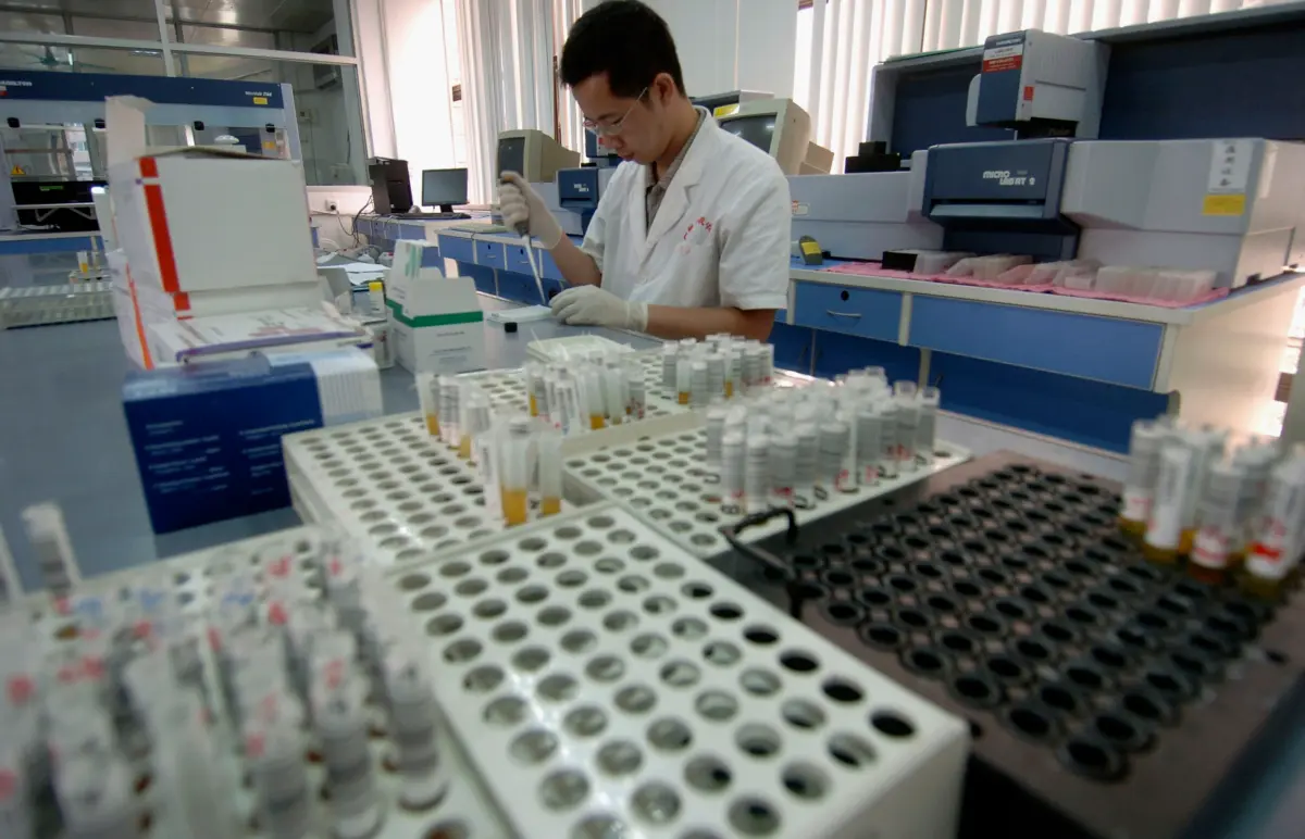 Un inspector analiza muestras de sangre de donantes voluntarios en el Centro de Sangre de Guangzhou, en la provincia china de Guangdong, el 13 de junio de 2005. (China Photos/Getty Images).