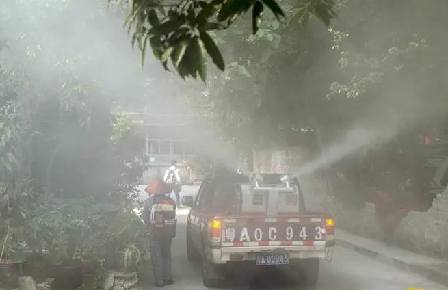 Un vehículo oficial rocía desinfectantes destinados a esterilizar y eliminar los mosquitos en la ciudad de Guangzhou, provincia de Guangdong, China, a finales de septiembre de 2014. Los casos de dengue alcanzaron más de 10 743 en Guangdong el 28 de septiembre de 2014. (Captura de pantalla/163.com).