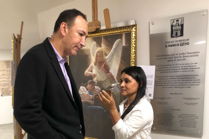 Concejal de Medellín Juan Carlos de la Cuesta en la exposición pictórica “El Arte de Verdad, Benevolencia y Tolerancia” que se está presentando en el Concejo de Medellín, Colombia, agosto 2025 (The Epoch Times)