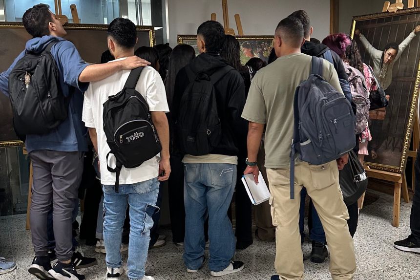 Asistentes a la exposición pictórica “El Arte de Verdad, Benevolencia y Tolerancia” que se presenta en el Concejo de Medellín, Colombia, en agosto de 2025 (The Epoch Times)