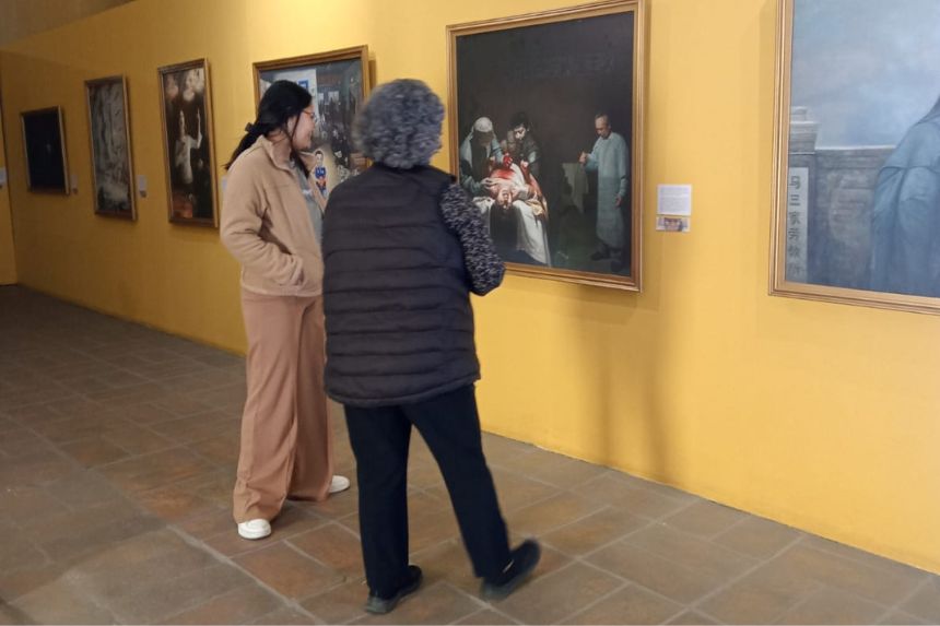 Asistentes de la exposición pictórica “El Arte de Verdad, Benevolencia y Tolerancia” que se presento en México en enero de 2025. (Cortesía Asociación de Falun Dafa México)