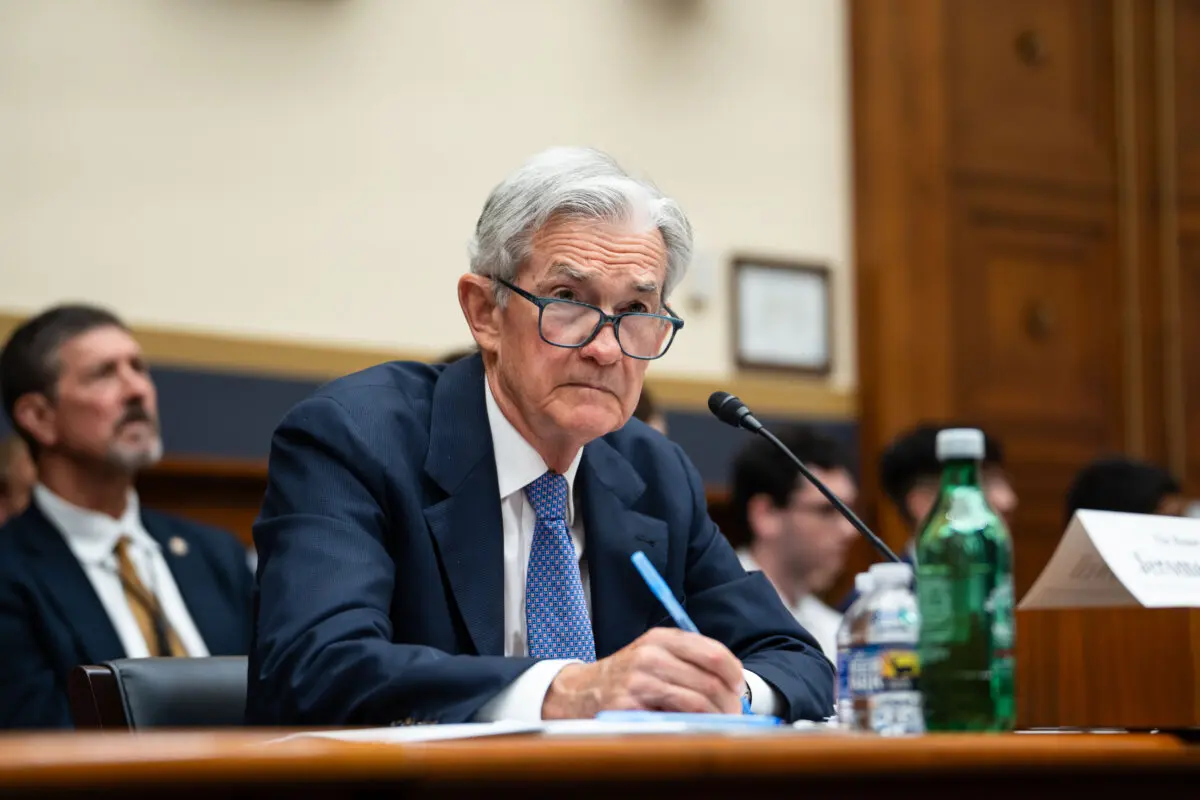 El presidente de la Reserva Federal, Jerome Powell, testifica durante una audiencia ante el Comité de Servicios Financieros de la Cámara de Representantes en el Capitolio, en Washington, el 24 de junio de 2025. (Madalina Kilroy/The Epoch Times)