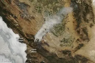 El incendio Gifford de rápido crecimiento ha quemado más de 122,000 acres en California. El incendio, visto en esta imagen satelital de NASA Aqua, se inició el 1 de agosto y se propagó rápidamente por las montañas del Bosque Nacional Los Padres debido a las condiciones secas y ventosas. (NASA)