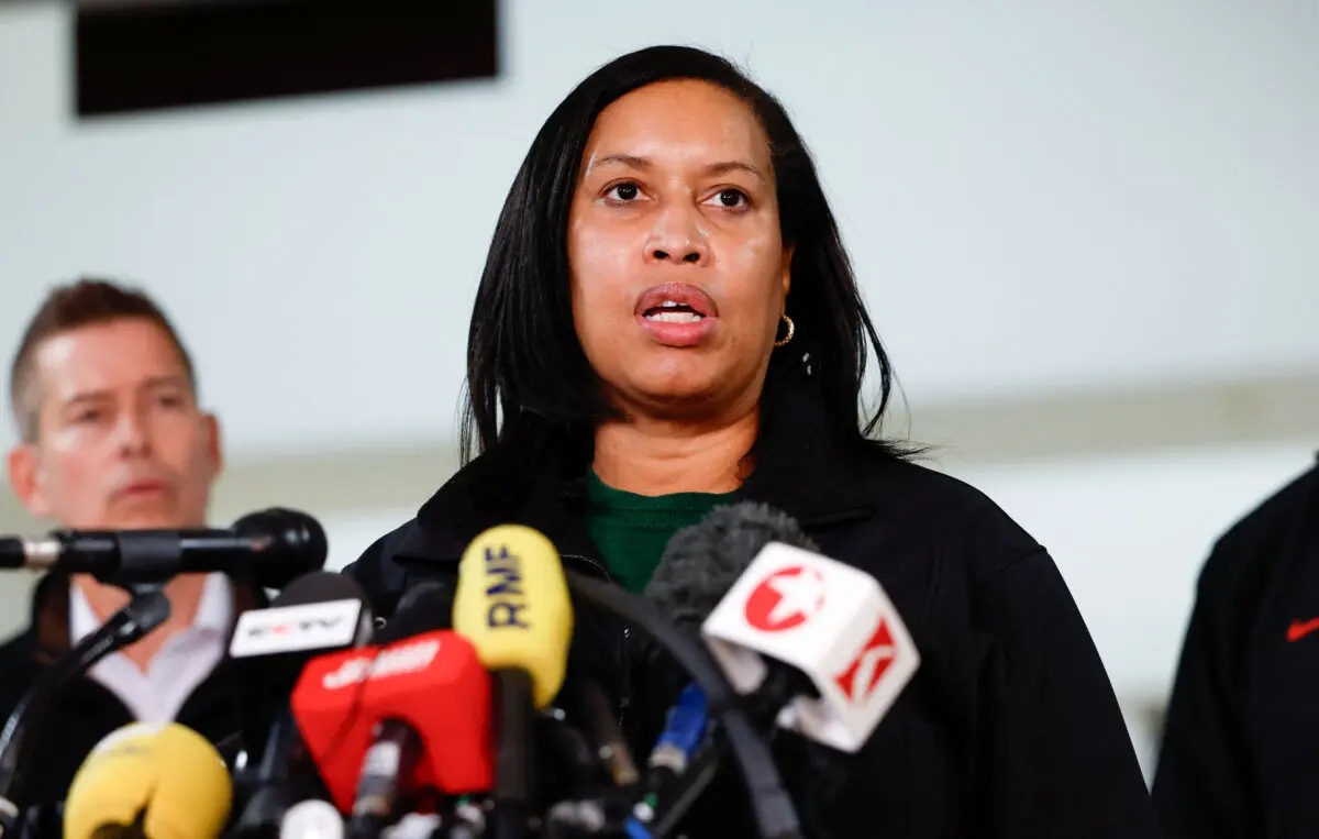 La alcaldesa de Washington, Muriel Bowser, habla en una rueda de prensa en el Aeropuerto Nacional Reagan de Arlington (Virginia), el 30 de enero de 2025. (Ting Shen/AFP a través de Getty Images)