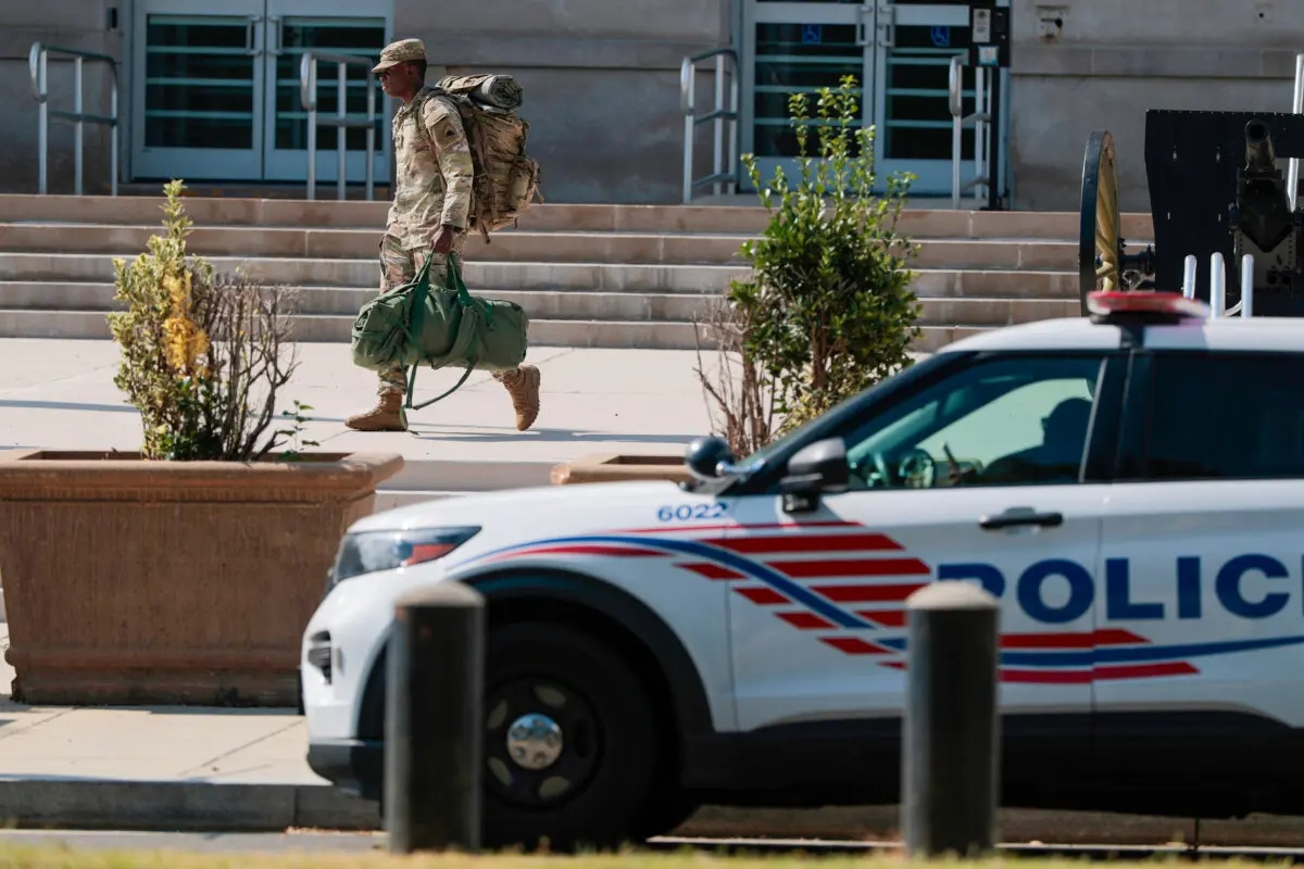 Un miembro de la Guardia Nacional llega al cuartel general de la Guardia en el Arsenal de Washington D. C. el 12 de agosto de 2025. (Anna Moneymaker/Getty Images)