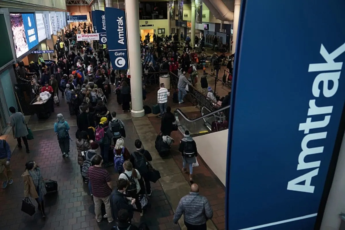 Pasajeros esperan para subir a un tren Amtrak en la Union Station el día antes de la festividad de Acción de Gracias, en Washington, el 21 de noviembre de 2018. (Alex Wong/Getty Images)