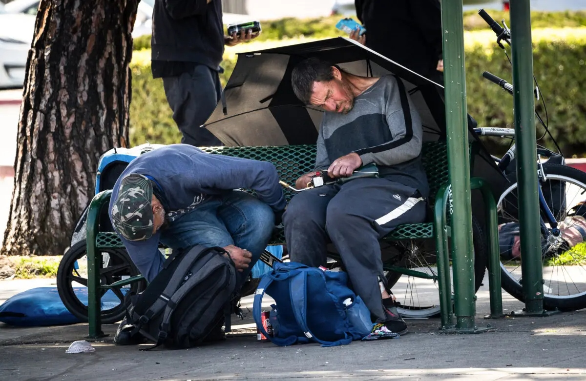 Un hombre sin hogar sostiene un soplete que utilizaba para calentar fentanilo en Garden Grove, California, el 3 de abril de 2023. (John Fredricks/The Epoch Times)