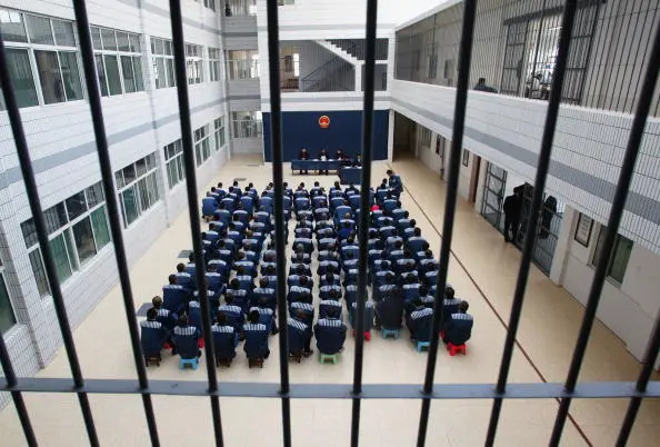 Los presos asisten a una conmutación de pena en la prisión de Hongshan, en la provincia de Hubei, el 10 de diciembre de 2004. (China Photos/GettyImages)