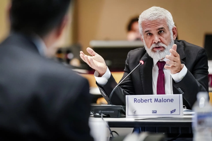 El Dr. Robert Malone habla durante la primera reunión del Comité Asesor sobre Prácticas de Inmunización de los Centros para el Control y la Prevención de Enfermedades en la sede de los CDC, en Atlanta, el 25 de junio de 2025. (Elijah Nouvelage/Getty Images)