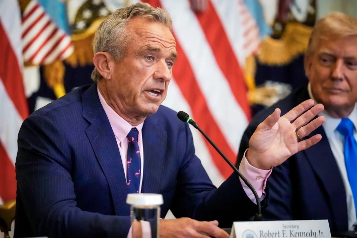El secretario de Salud, Robert F. Kennedy Jr., habla mientras el presidente Donald Trump escucha en un acto para promover su propuesta de mejorar el acceso de los estadounidenses a sus historiales médicos, en la Casa Blanca, el 30 de julio de 2025. (Mark Schiefelbein/AP Photo)