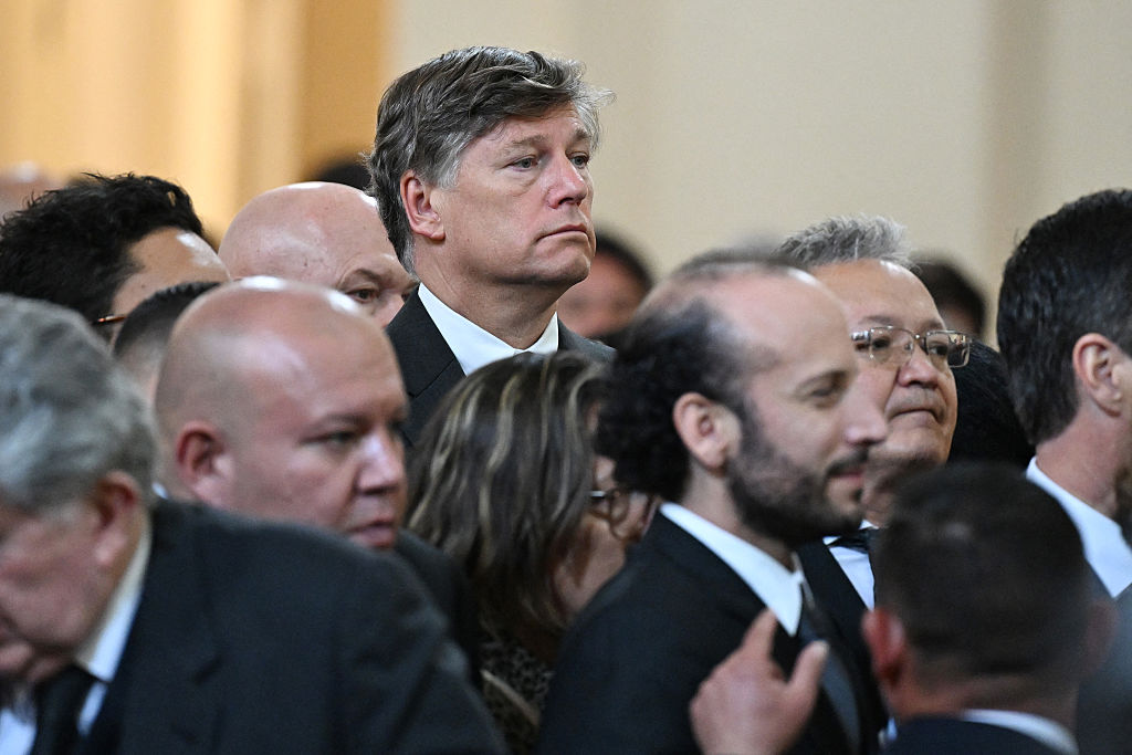 El subsecretario de Estado de Estados Unidos, Christopher Landau, asiste a una misa fúnebre en la Catedral Metropolitana de Bogotá el 13 de agosto de 2025. (LUIS ACOSTA/AFP a través de Getty Images)