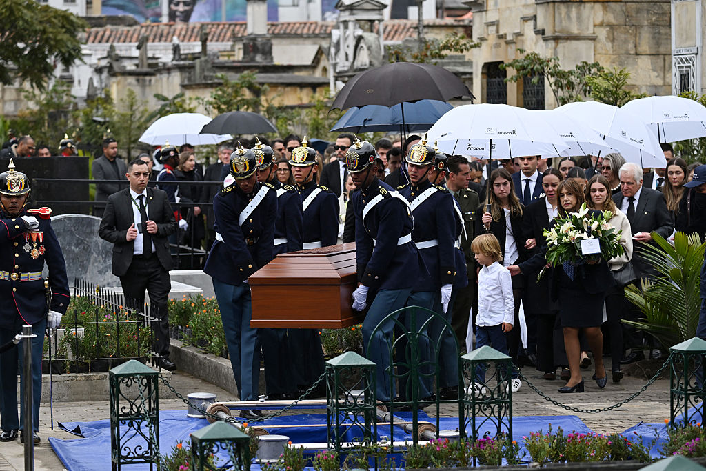 Miembros de la Guardia Presidencial trasladan el féretro del candidato presidencial colombiano y senador Miguel Uribe durante su entierro en el Cementerio Central de Bogotá el 13 de agosto de 2025. (RAUL ARBOLEDA/AFP a través de Getty Images)