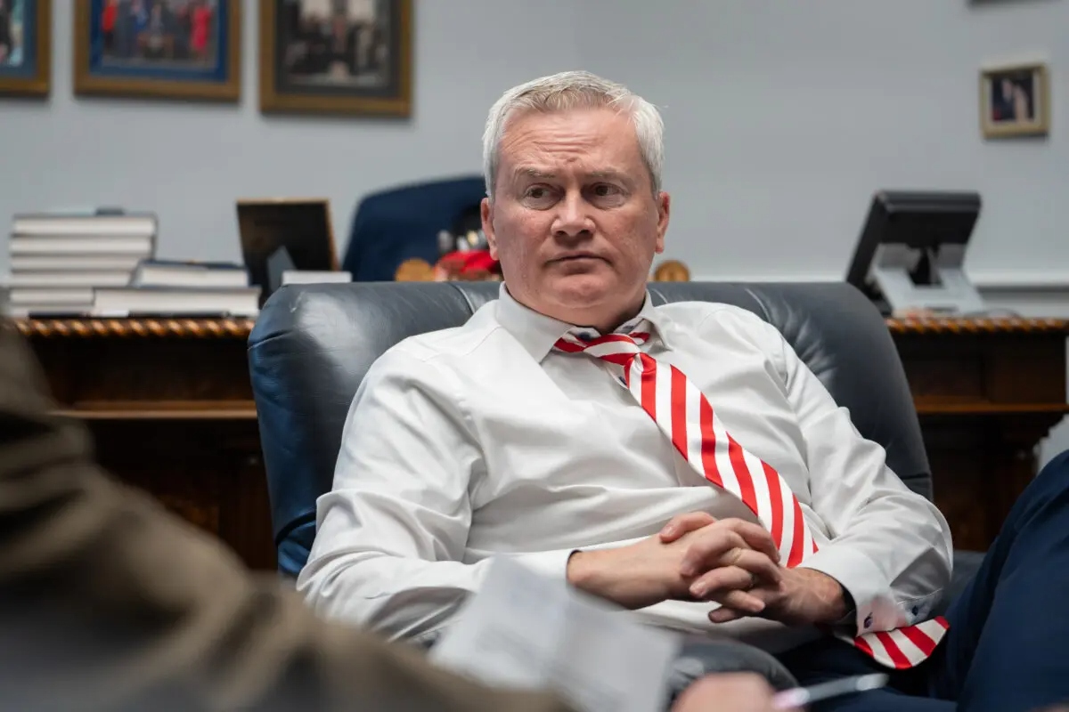 El representante James Comer (R-Ky.), presidente del Comité de Supervisión y Responsabilidad de la Cámara de Representantes, habla durante una entrevista con The Epoch Times en el Capitolio, en Washington, el 21 de enero de 2025. (Madalina Vasiliu/The Epoch Times)