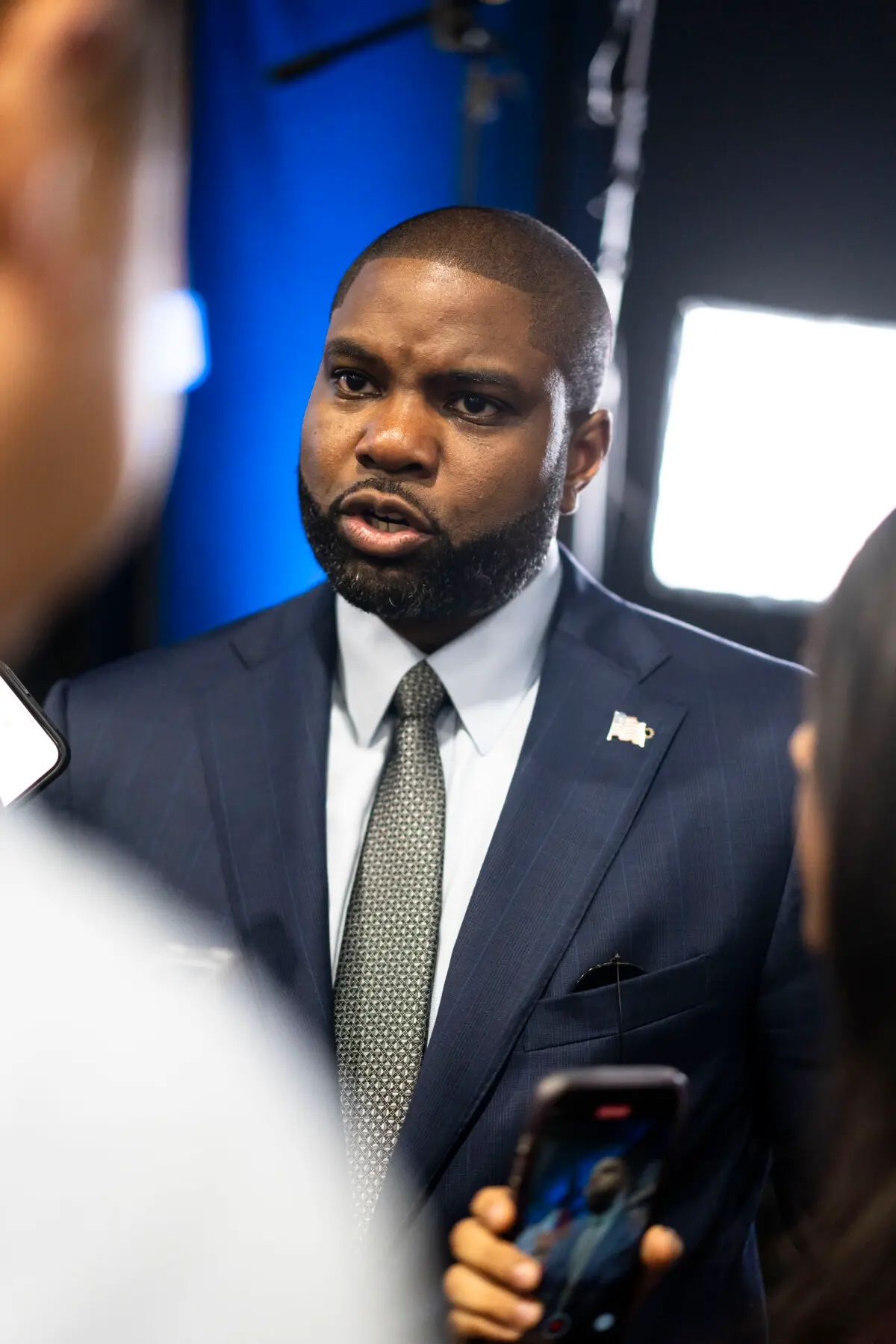 El representante Byron Donalds (R-Fla.) habla con los periodistas en el centro de prensa y sala de prensa del Centro de Convenciones de Pensilvania el 10 de septiembre de 2024. (Madalina Vasiliu/The Epoch Times)