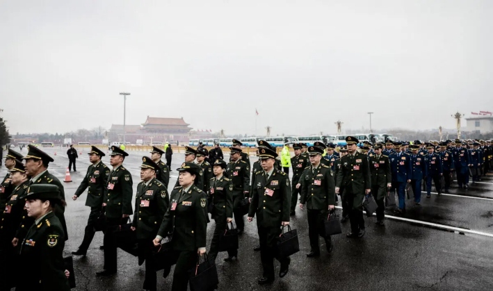 Delegados militares llegan a la sesión inaugural de la Asamblea Popular Nacional en el Gran Salón del Pueblo en Beijing, el 5 de marzo de 2024. (Lintao Zhang/Getty Images)