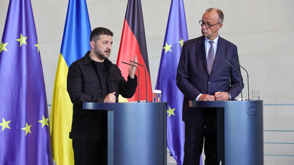El canciller alemán Friedrich Merz (derecha) y el presidente ucraniano Volodímir Zelenski asisten a una rueda de prensa conjunta en la Cancillería tras una reunión virtual organizada por Merz entre líderes europeos y el presidente estadounidense Donald Trump en Berlín, Alemania, el 13 de agosto de 2025. (Omer Messinger/Getty Images)