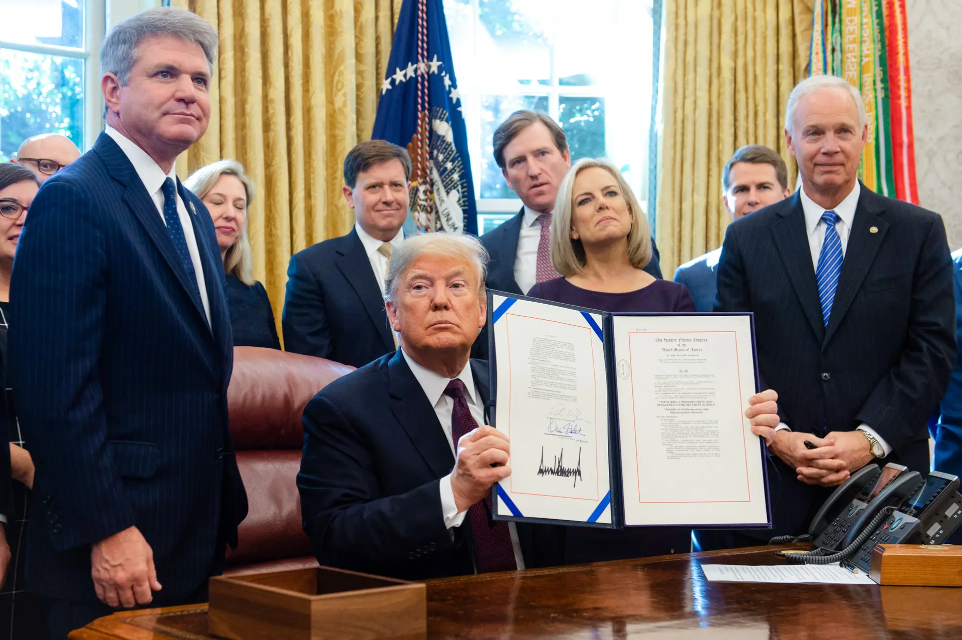 El presidente Donald Trump habla tras firmar la Ley de la Agencia de Seguridad de Infraestructura y Ciberseguridad en el Despacho Oval el 16 de noviembre de 2018. Desde su primer mandato, Trump enfatizó la necesidad de fortalecer la ciberseguridad nacional. (Saul Loeb/AFP vía Getty Images)