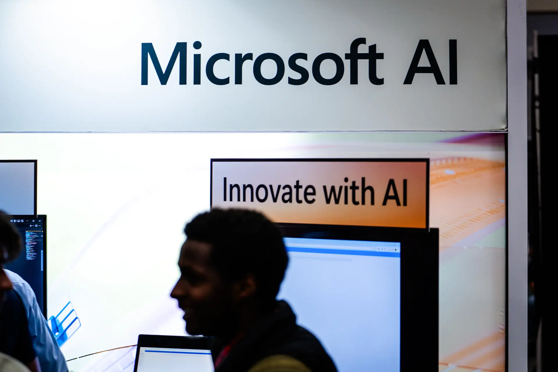 Un cartel de Microsoft en un stand de un evento en Washington el 2 de junio de 2025. En 2023, la compañía reveló una cibercampaña "sigilosa y específica" respaldada por el PCCh contra infraestructura crítica estadounidense, a la que denominó "Volt Typhoon". (Madalina Vasiliu/The Epoch Times).