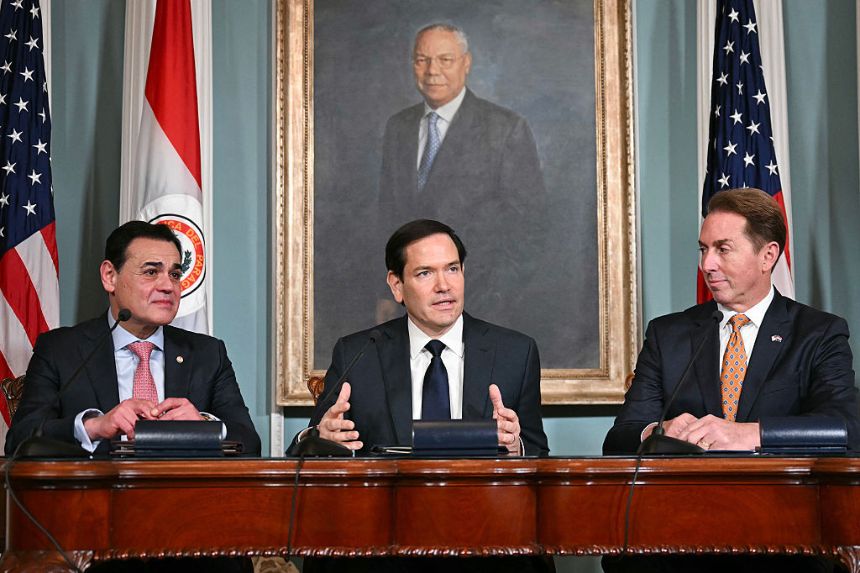 El secretario de Estado de EE. UU., Marco Rubio, habla mientras el ministro de Relaciones Exteriores de Paraguay, Rubén Ramírez Lezcano (Izq.), y el subsecretario de Seguridad Nacional de EE. UU., Troy Edgar (Dcha.), escuchan antes de firmar un memorando de entendimiento en la Sala de Tratados del Departamento de Estado en Washington, D.C., el 14 de agosto de 2025. (JIM WATSON/AFP a través de Getty Images)