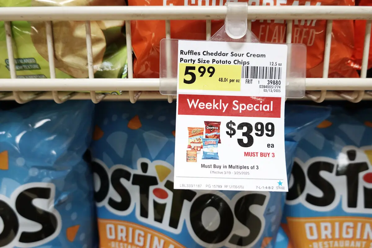 Etiqueta con el precio promocional de unas patatas fritas en una tienda Smart&Final de San Diego, California, el 24 de marzo de 2025. (Jane Yang/The Epoch Times).