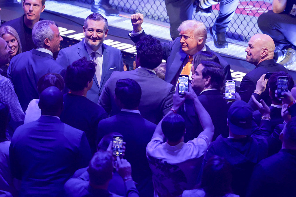 El presidente de EE. UU., Donald Trump, se prepara para ver el Ultimate Fighting Championship con (de izq. a der.) Robert F. Kennedy, Jr., secretario del Departamento de Salud y Servicios Humanos de EE. UU., el senador Ted Cruz (republicano por Texas), el secretario de Estado Marco Rubio y el director ejecutivo de la UFC, Dana White, en el Kaseya Center el 12 de abril de 2025 en Miami, Florida. (Foto de Joe Raedle/Getty Images)