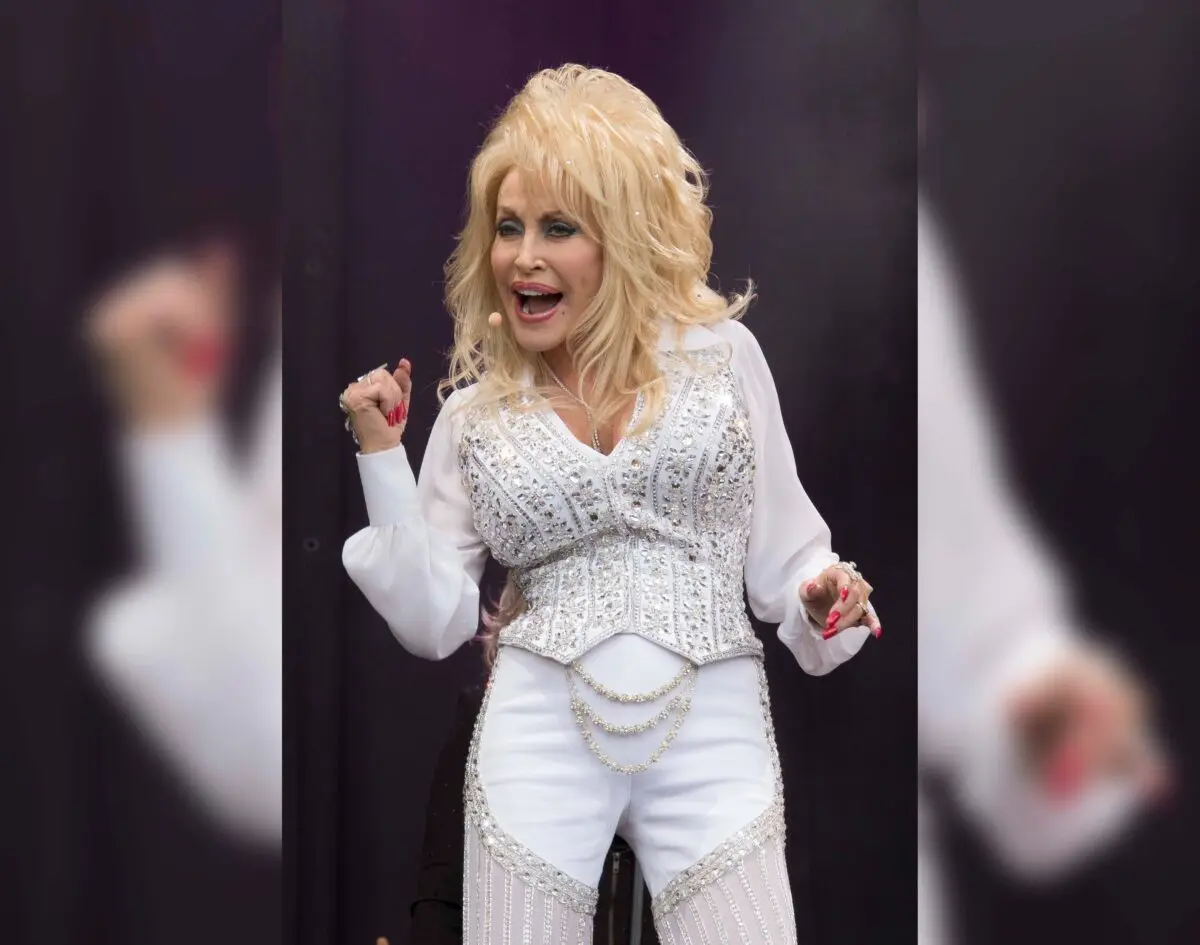 Dolly Parton actúa en el escenario principal Pyramid del festival de música de Glastonbury, en Inglaterra, el 29 de junio de 2014. (Joel Ryan/Invision/AP, archivo).
