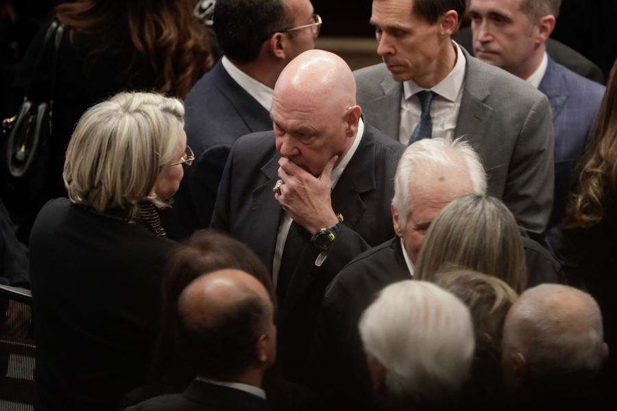<em>El encargado de Negocios de la Embajada de Estados Unidos en Colombia John McNamara (c) asiste al servicio fúnebre del fallecido precandidato a la presidencia de Colombia Miguel Uribe Turbay, el lunes 11 de agosto de 2025 en el Salón Elíptico del Capitolio Nacional en Bogotá (Colombia). El senador Uribe Turbay falleció 64 días después de ser gravemente herido en un atentado. (EFE/ Carlos Ortega)</em>