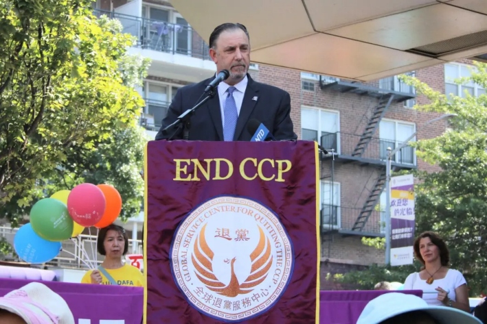 Michael Pastine habla en un evento organizado por el Centro de Servicio Global para Renunciar al PCCh en Queens, Nueva York, el 10 de agosto de 2025. (Huang Xiaotang/The Epoch Times)