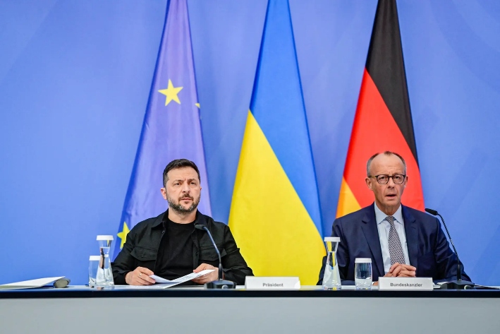 El presidente ucraniano Volodímir Zelenski (izquierda) y el canciller alemán Friedrich Merz se preparan para hablar con los líderes europeos y el presidente estadounidense Donald Trump sobre la guerra entre Ucrania y Rusia antes de la cumbre entre Estados Unidos y Rusia, el 13 de agosto de 2025. (John Macdougall/POOL/AFP a través de Getty Images)