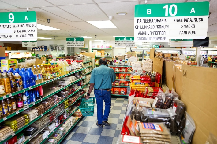 Un cliente compra productos importados de la India en el barrio de Little India, en Artesia (California), el 7 de agosto de 2025. Trump afirmó que la reciente decisión de su Administración de imponer un arancel del 50 % a la India por seguir comprando combustibles fósiles rusos probablemente influyó en Putin para iniciar la próxima reunión en Alaska. (Patrick T. Fallon/AFP a través de Getty Images)