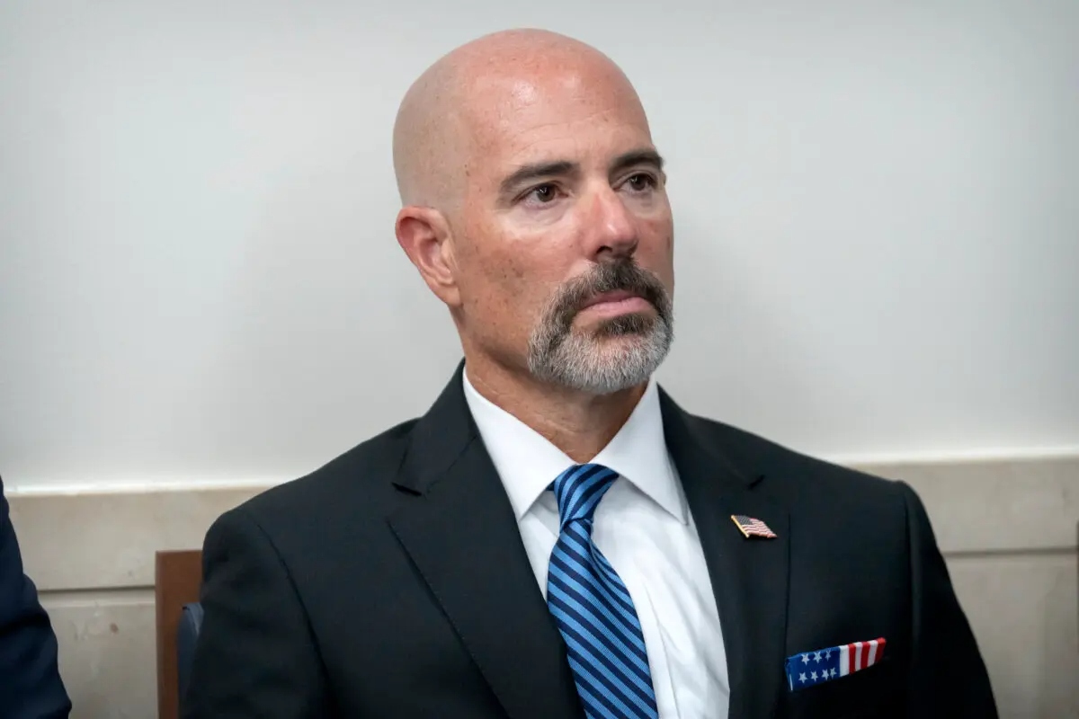 El administrador de la Agencia Antidrogas, Terrance Cole, escucha mientras el presidente Donald Trump habla con los periodistas en la sala de prensa James Brady de la Casa Blanca el 11 de agosto de 2025. (Mark Schiefelbein/AP Photo)
