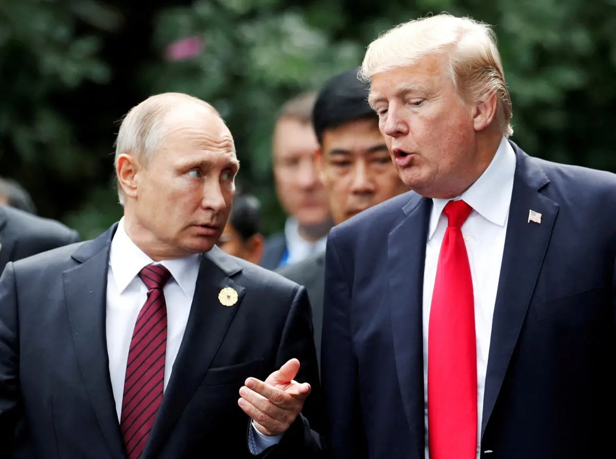El presidente de EE. UU., Donald Trump, y el presidente ruso, Vladimir Putin, conversan durante la sesión de fotos familiar en la Cumbre de la APEC en Danang, Vietnam, el 11 de noviembre de 2017. (Jorge Silva/Reuters)