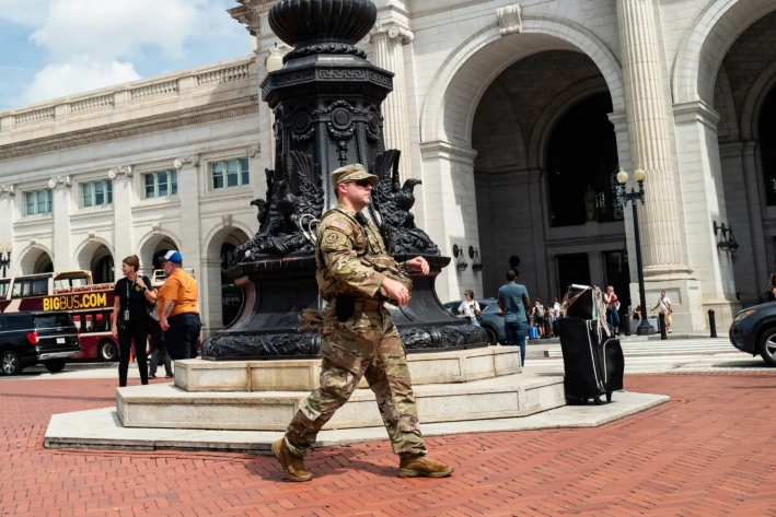 Miembros de la Guardia Nacional patrullan en Union Station, en Washington, el 14 de agosto de 2025. (Madalina Kilroy/The Epoch Times)