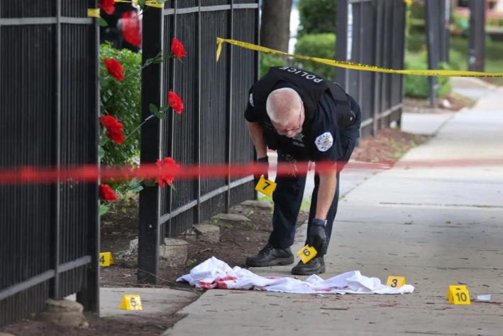 La policía investiga la escena de un crimen en el que tres personas recibieron disparos en el complejo de viviendas Wentworth Gardens, en el barrio de Bridgeport, en Chicago, Illinois, el 23 de junio de 2021. (Scott Olson/Getty Images)
