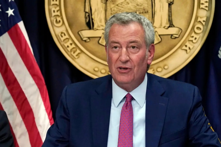El alcalde de Nueva York, Bill de Blasio, habla durante una reunión en la ciudad de Nueva York, el 3 de agosto de 2021. (Richard Drew/AP Photo)