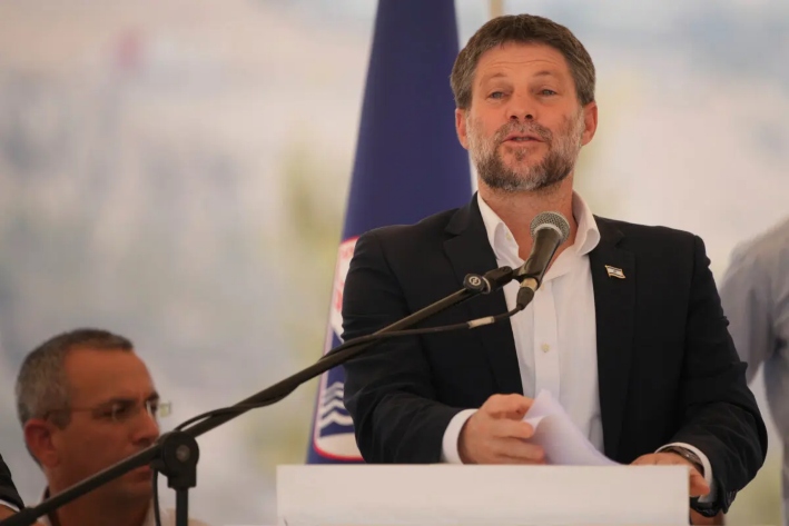 El ministro de Finanzas israelí, Bezalel Smotrich, habla con los periodistas durante una rueda de prensa sobre la construcción de nuevos asentamientos cerca de Maale Adumim, en Cisjordania, el 14 de agosto de 2025. (Ohad Zwigenberg/AP)