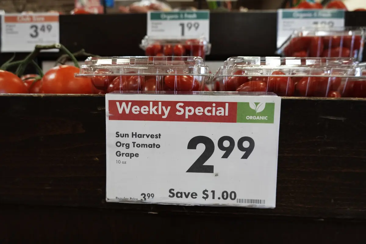 Etiqueta con precio promocional en una tienda Smart & Final en San Diego el 24 de marzo de 2025. (Jane Yang/The Epoch Times).