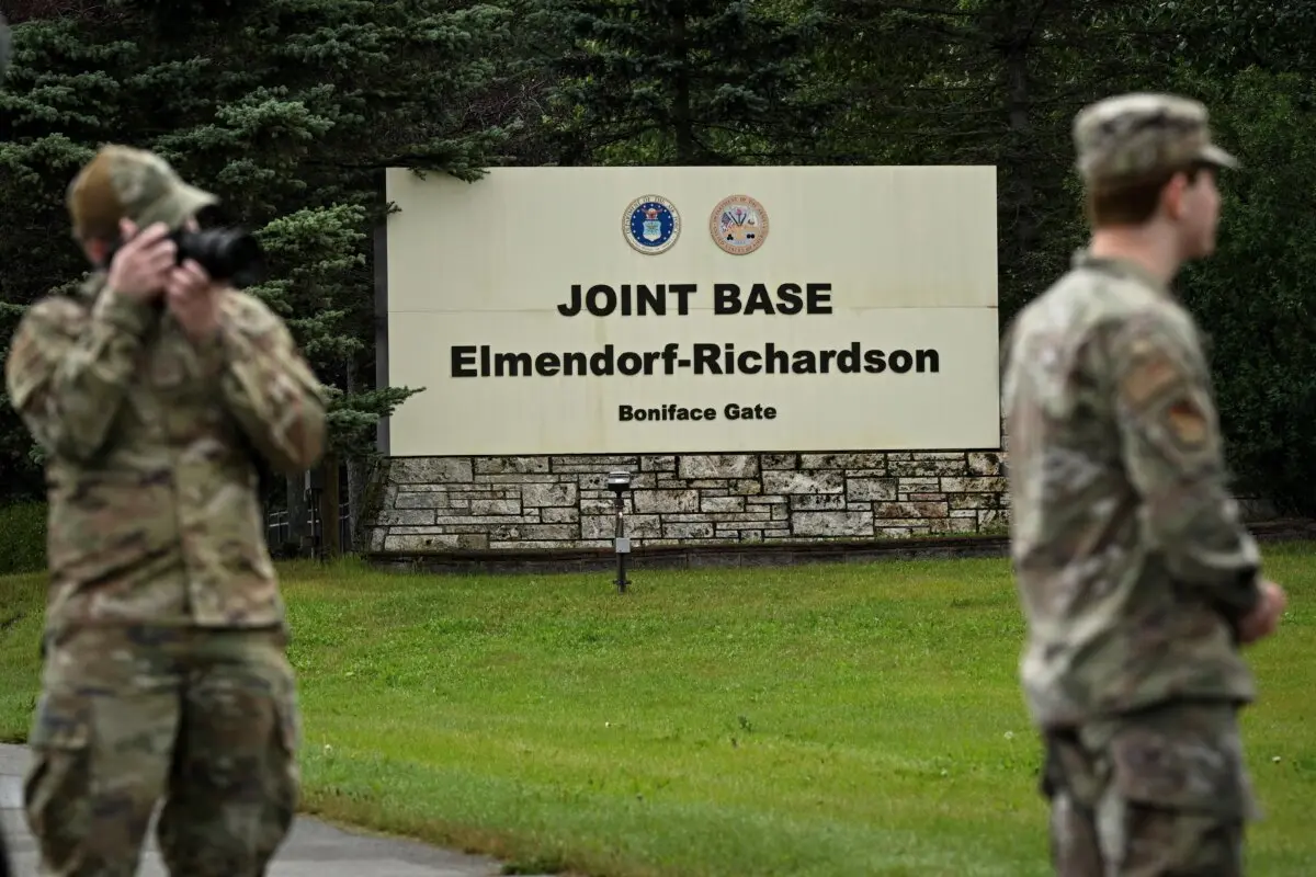 Miembros del ejército frente a la entrada de la Base Conjunta Elmendorf-Richardson en Anchorage, Alaska, el 14 de agosto de 2025, antes de la reunión prevista para el 15 de agosto entre el presidente de Estados Unidos, Donald Trump, y el presidente de Rusia, Vladimir Putin. (Drew Angerer/AFP a través de Getty Images)