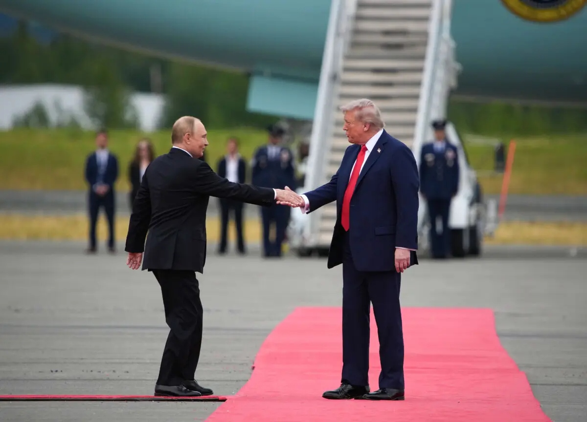 El presidente Donald Trump (derecha) saluda al presidente ruso Vladimir Putin a su llegada a la Base Conjunta Elmendorf-Richardson en Anchorage, Alaska, el 15 de agosto de 2025. (Andrew Harnik/Getty Images)