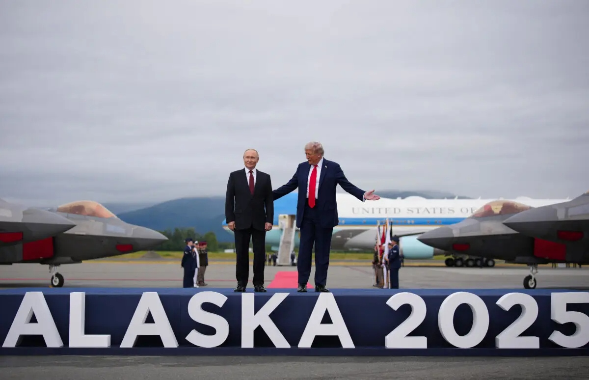 El presidente de Estados Unidos, Donald Trump (derecha), saluda al presidente ruso, Vladimir Putin, a su llegada a la Base Conjunta Elmendorf-Richardson el 15 de agosto de 2025 en Anchorage, Alaska. Los dos líderes se reúnen para mantener conversaciones de paz con el objetivo de poner fin a la guerra en Ucrania. (Andrew Harnik/Getty Images)