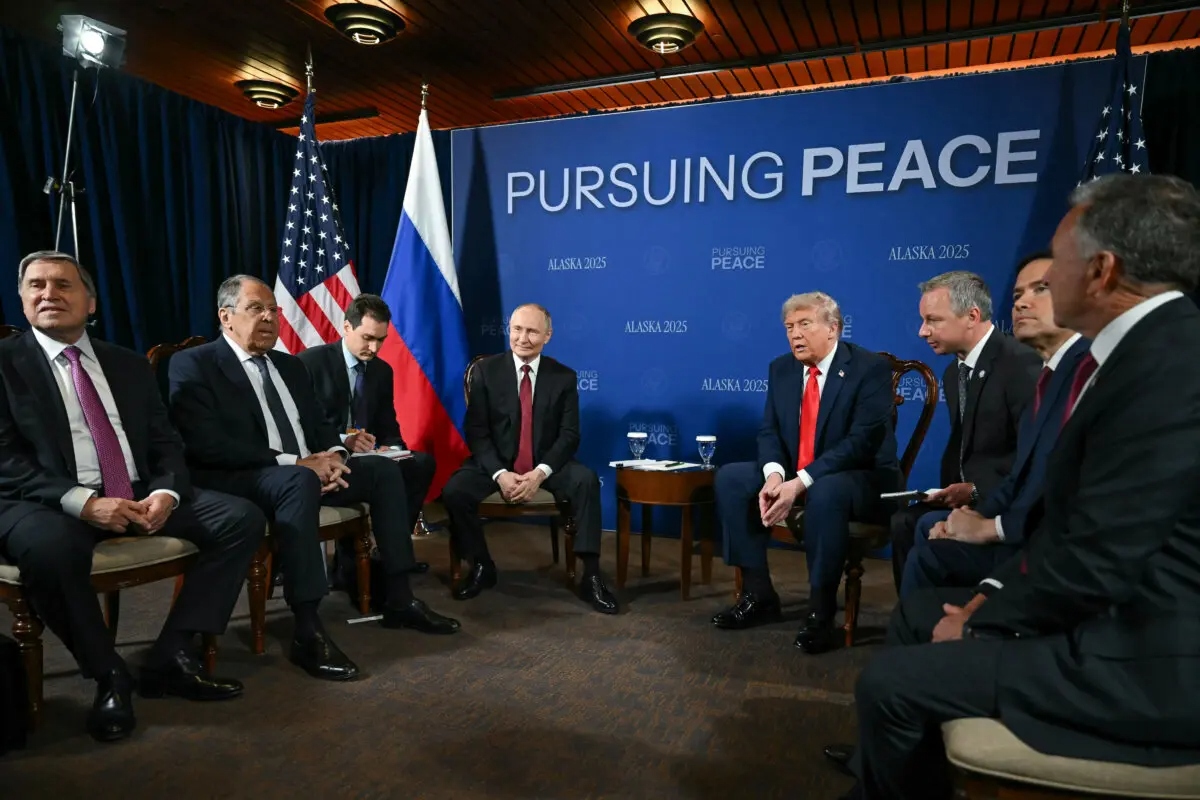 El presidente de Estados Unidos, Donald Trump (derecha), saluda al presidente ruso, Vladimir Putin, a su llegada a la Base Conjunta Elmendorf-Richardson el 15 de agosto de 2025 en Anchorage, Alaska. Los dos líderes se reúnen para mantener conversaciones de paz con el objetivo de poner fin a la guerra en Ucrania. (Andrew Harnik/Getty Images)