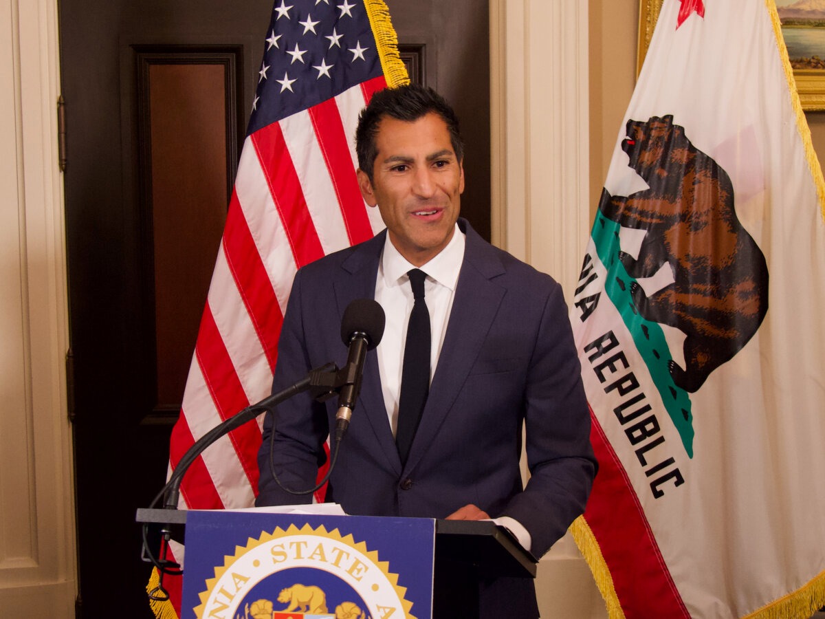El presidente de la Asamblea, Robert Rivas, habla con los periodistas a primera hora de la mañana en el Capitolio de Sacramento, California, el 1 de septiembre de 2024. Rivas se unió a la lucha de Newsom para redistribuir los distritos electorales del estado con el fin de favorecer más escaños del Partido Demócrata en la Cámara de Representantes de los Estados Unidos. (Travis Gillmore/The Epoch Times).