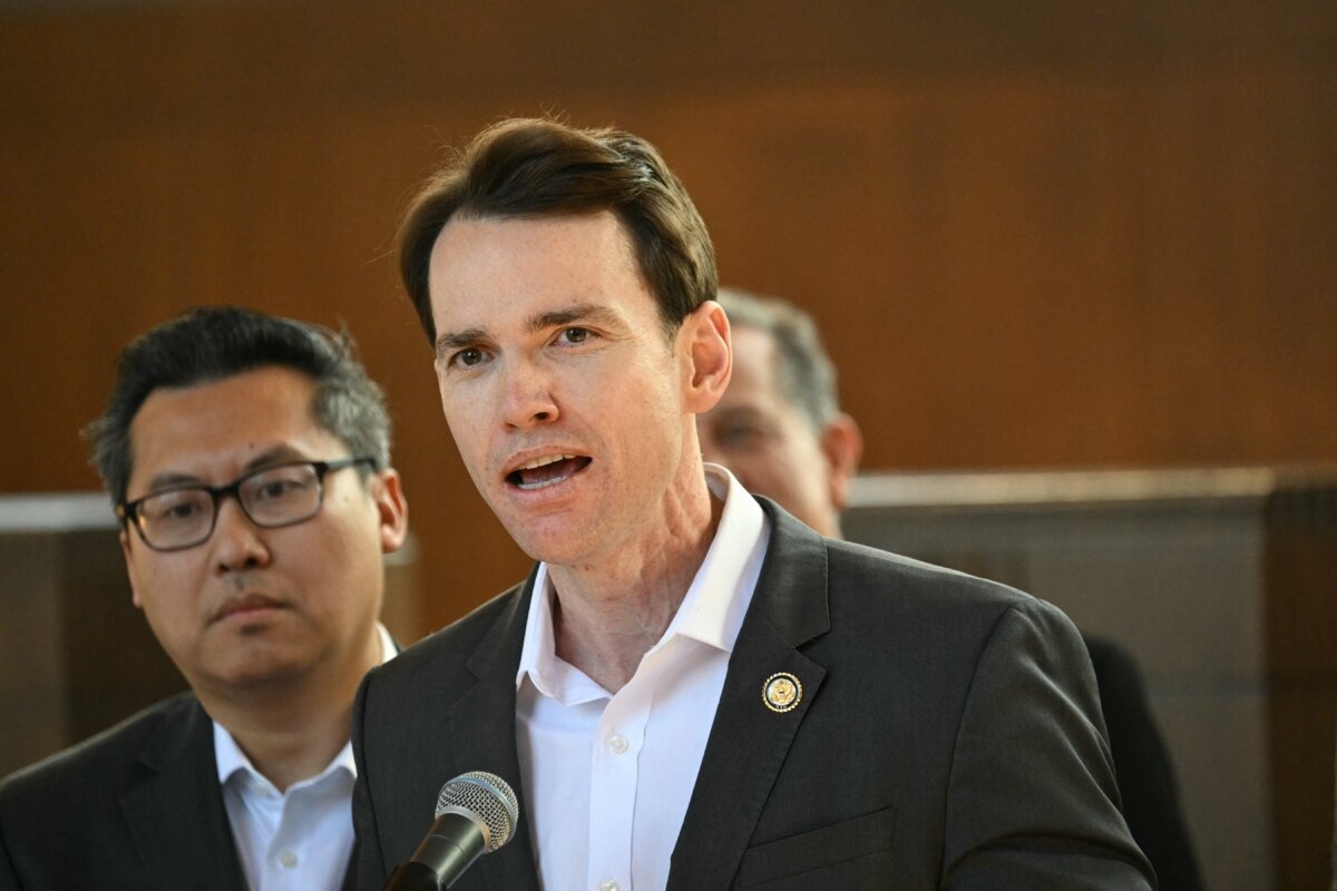 El representante estadounidense Kevin Kiley (R-CA) habla durante una rueda de prensa en Union Station, en el centro de Los Ángeles, el 20 de febrero de 2025. Kiley calificó el plan de redistribución de distritos de Newsom como un "fraude". (Patrick T. Fallon/AFP a través de Getty Images).