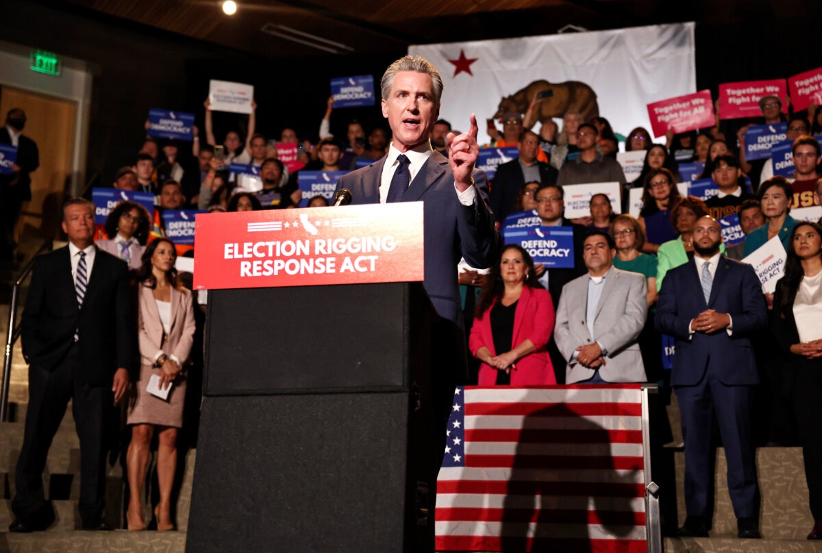 El gobernador de California, Gavin Newsom (C), habla sobre la "Ley de Respuesta al Fraude Electoral" mientras el senador estadounidense Alex Padilla (D-Calif.) (I) observa en una conferencia de prensa en el Centro para la Democracia, Museo Nacional Japonés Americano, en Los Ángeles, el 14 de agosto de 2025. (Mario Tama/Getty Images).