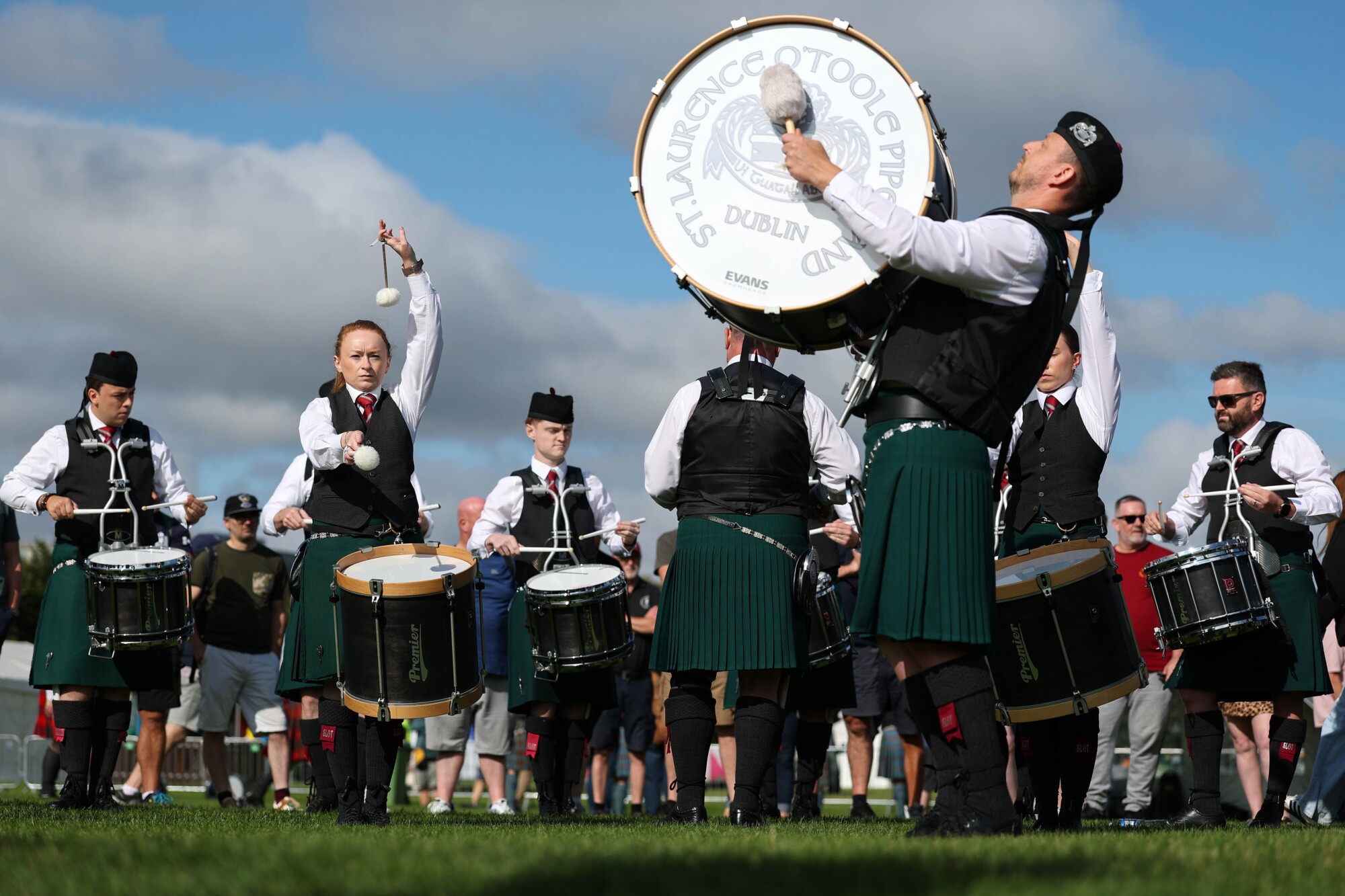 Bandas de escuelas primarias se preparan antes de entrar al estadio en el Campeonato Mundial de Bandas de Gaitas en Glasgow, Escocia, el 15 de agosto de 2025. (Jeff J. Mitchell/Getty Images).